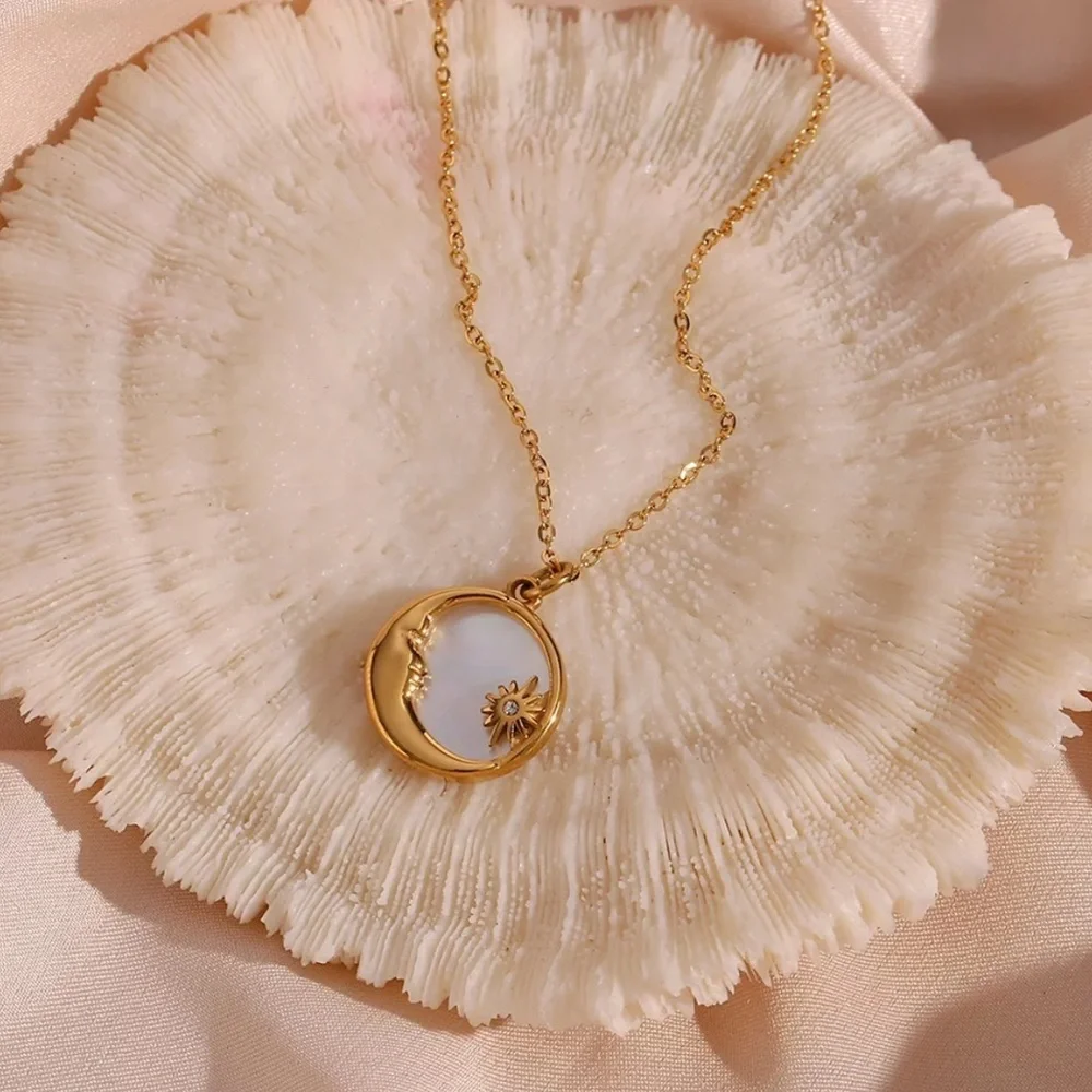 New 18k Gold Disc Sun Moon Pendant Necklace, nice Necklace, cute Necklace - Picture 4 of 7